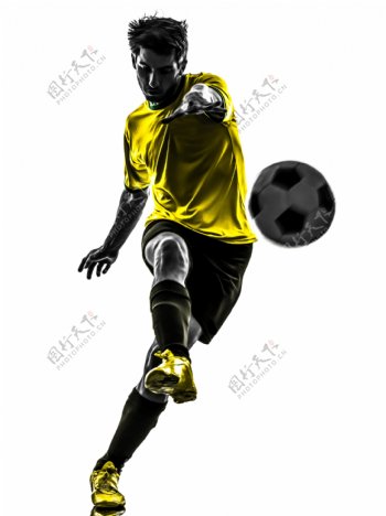 踢足球的外国男士图片
