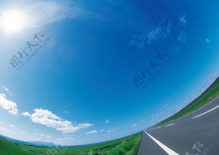 蓝天白云草地公路图片