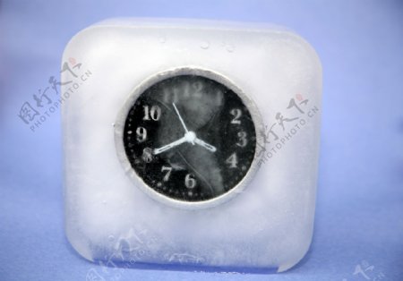 冰块中的钟表图片