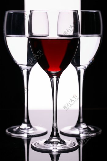 创意酒与酒杯图片