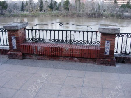 城市河流边的特色座椅