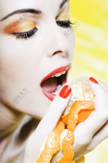 吃橙子的美女图片
