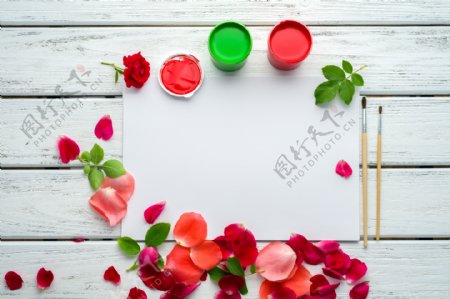 玫瑰花瓣与颜料图片