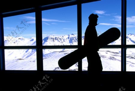 窗边手拿划雪板的人物图片图片