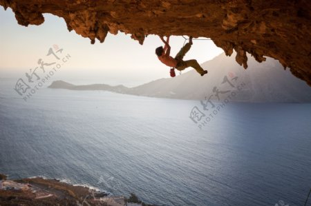 湖面上攀岩的男人图片