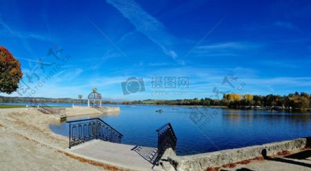蓝天下的瓦京湖