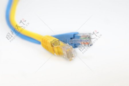 蓝黄色的网络连接线