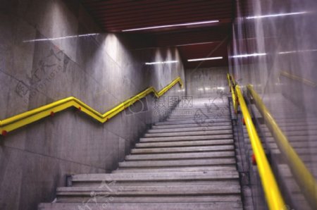 空旷的地铁楼梯