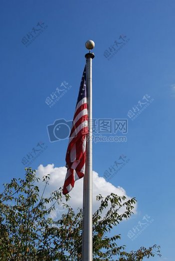高高升起的国旗