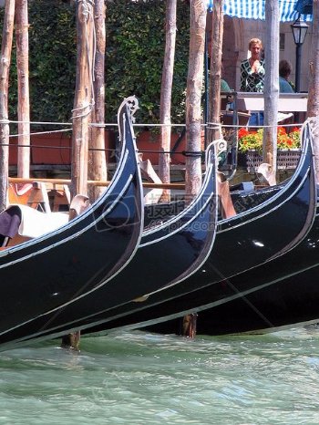 威尼斯港口的小船