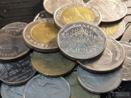 桌上堆放的泰国硬币
