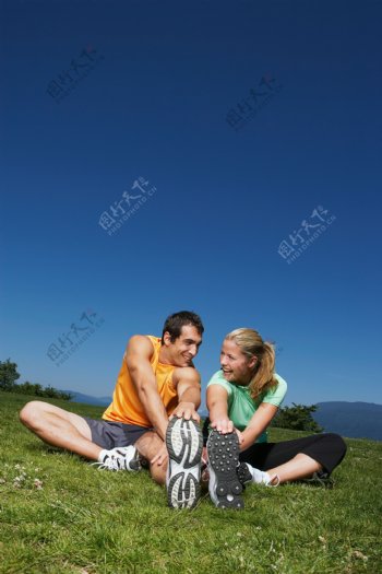 草地上做运动的男女图片
