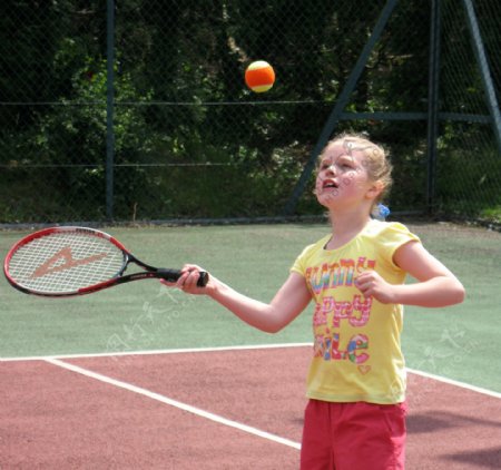 女孩打網球图片