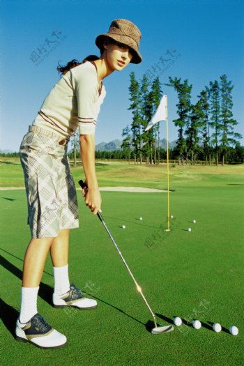 休闲美女打高尔夫图片