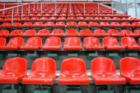 体育馆观众席红色座椅图片
