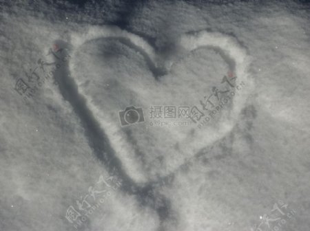 雪地里的心形图案