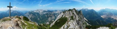 蓝色的天空高山