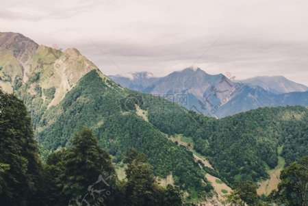 连绵起伏的山峦