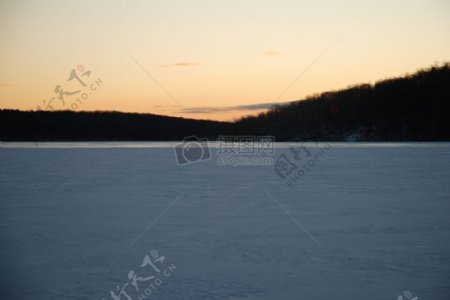 雪后夕阳下的湖面
