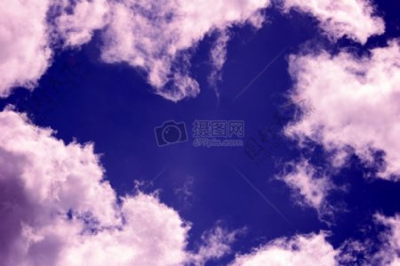紫色云朵的天空