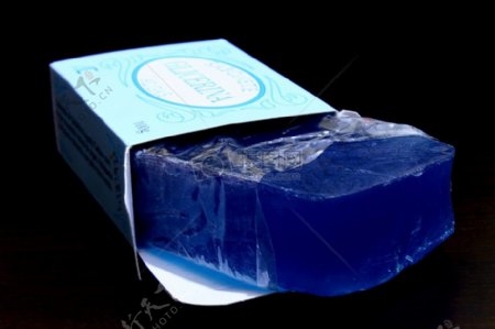 一块深蓝色的肥皂