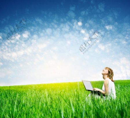 草地上打电脑的美女图片