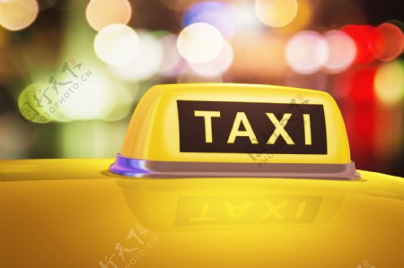 灯光下的出租车标志图片