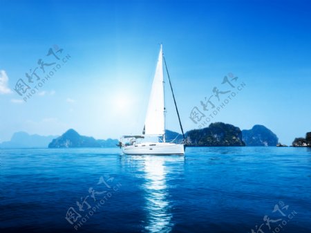 蓝色海面上的帆船图片