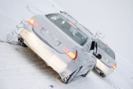 雪地上的轿车图片