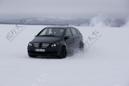 雪地里的黑色汽车图片