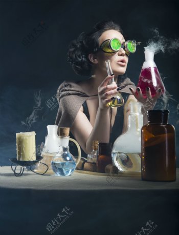 美女与化学实验图片