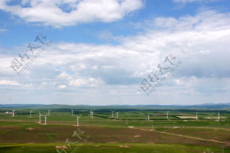 草原上风力发电图片