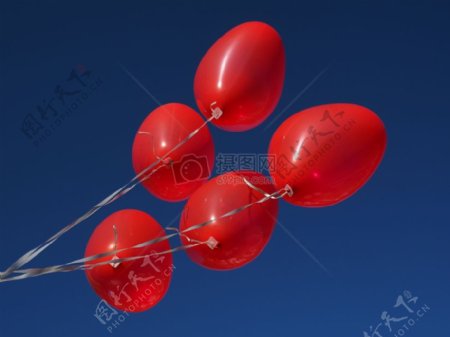 天空中的红色气球