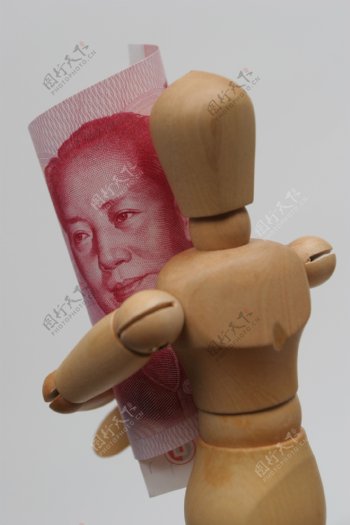 木偶人抱着的人民币图片