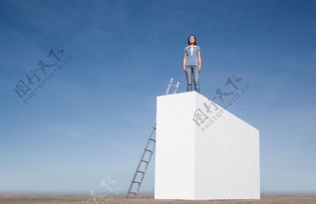 站在高处的女人图片