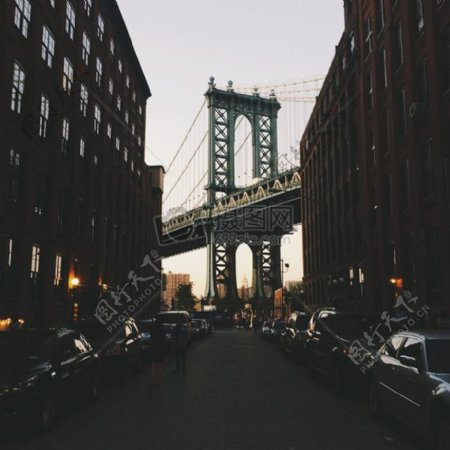 城市街道黑暗建筑新约克桥式悬挂桥