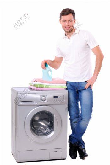 洗衣机旁边的男人图片