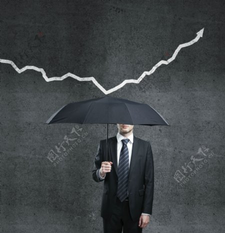 撑着伞的商务男人图片