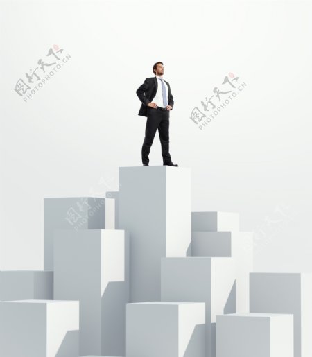站在最高处台阶眺望的商务人图片