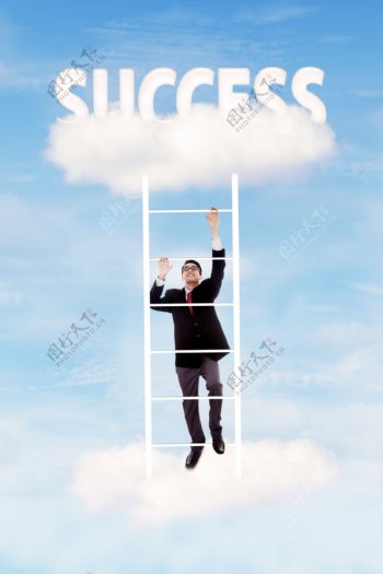 爬梯子的商务男士图片