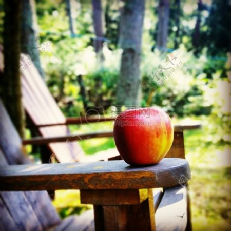 木板上的成熟苹果