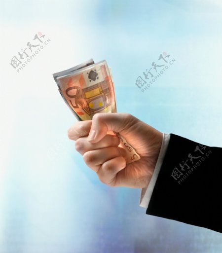 手握住的钞票图片