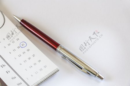 笔和日历表图片