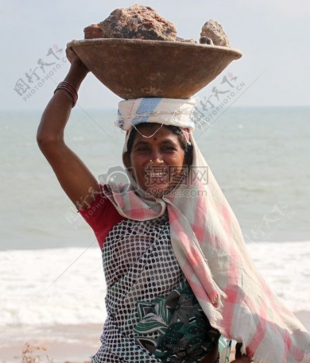 女人建筑山石工作石印度沉重苦力劳动挖