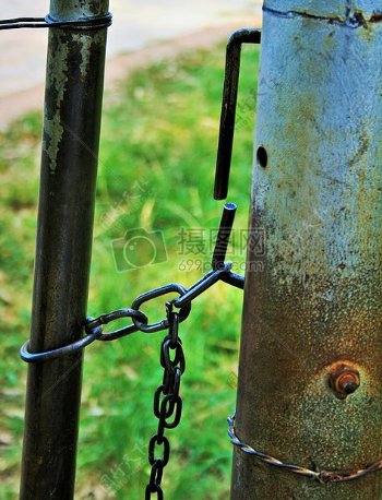 农场门口的铁锁