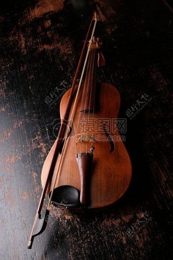 布朗木制小提琴和琴弓
