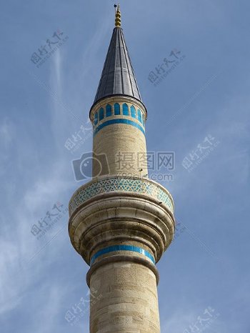 天空下的清真寺塔尖