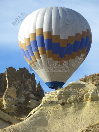 高山上的热气球