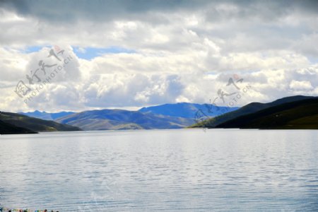 西藏羊卓雍湖风景