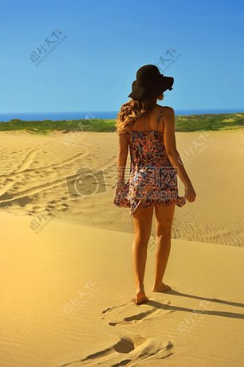 时尚沙滩沙滩女人散步夏天女孩模型服装沙丘沙丘